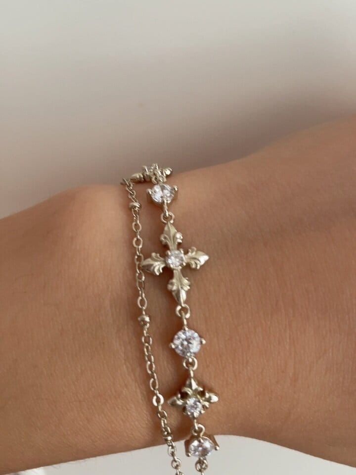 Customer photo review of "Bastet" 14K Gold Plated Layered Iris Zirconia Charm Bracelet