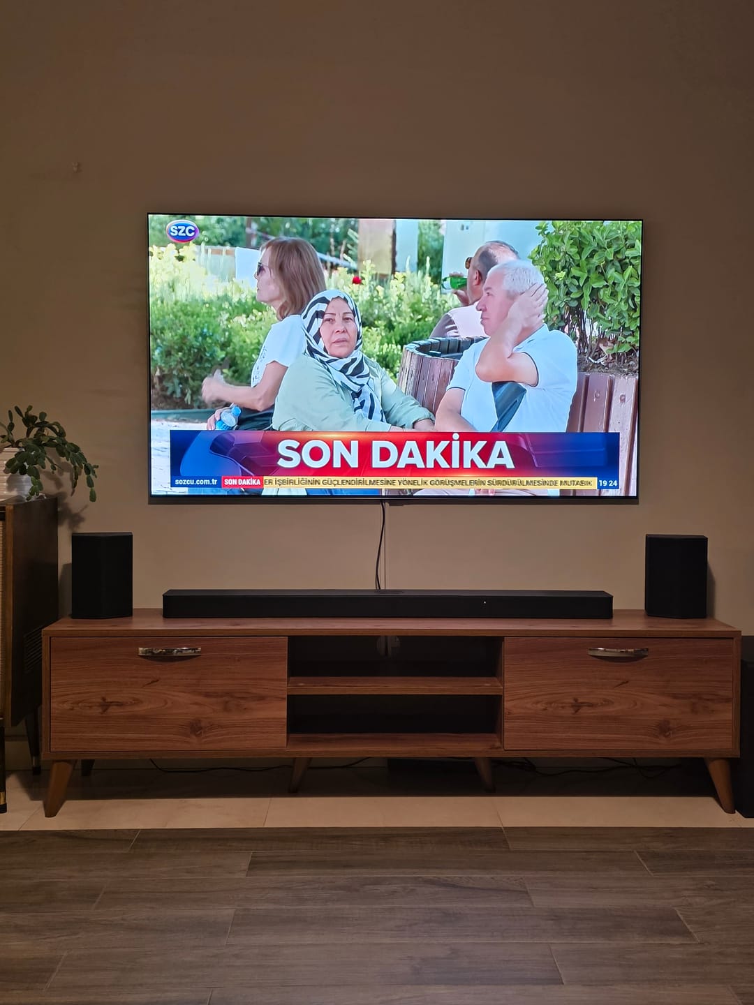 Customer photo review of Rani A9 Tv Ünitesi Modern Ayaklı Tv Sehpası 180 cm Minyatür Ceviz