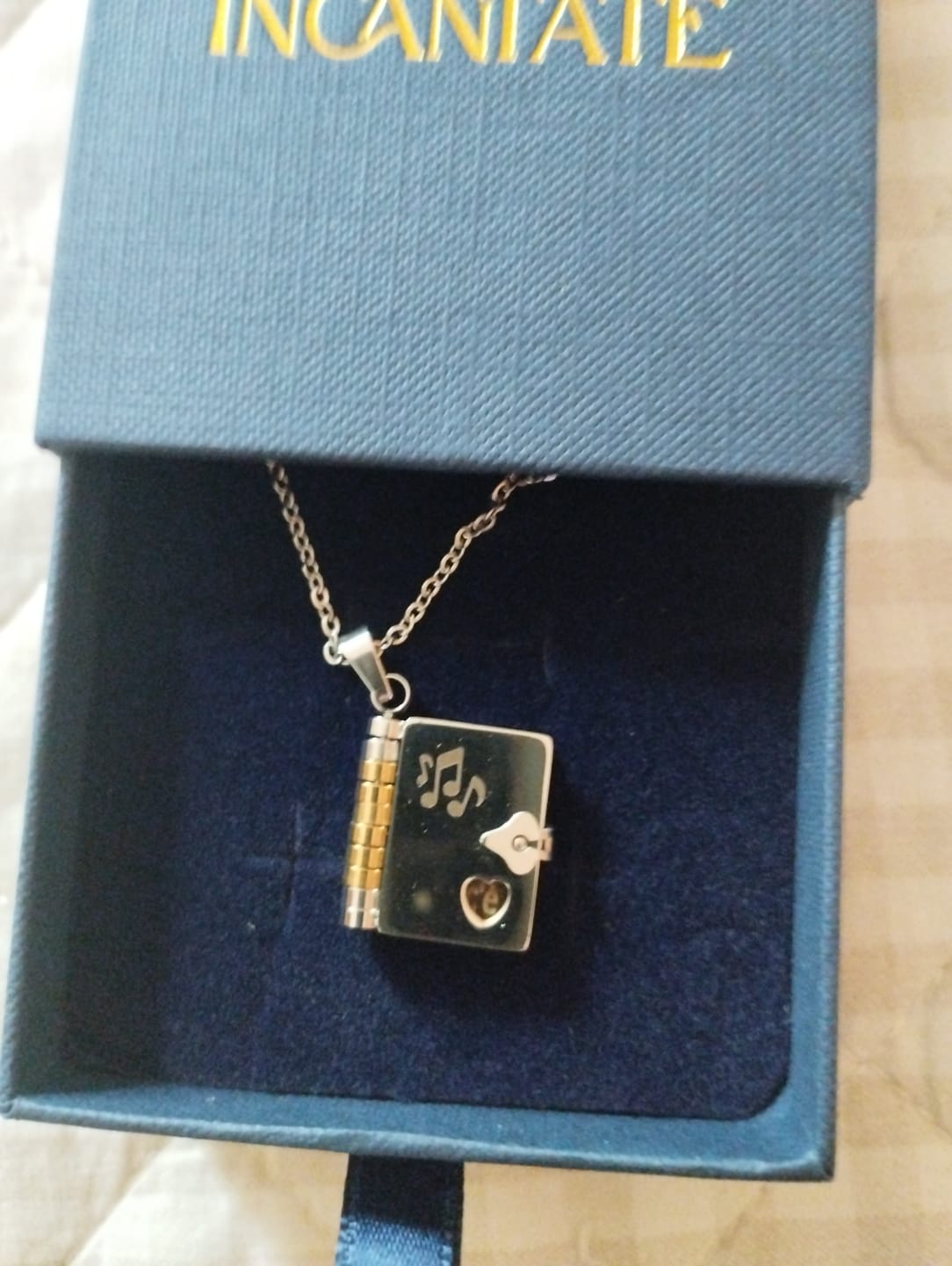 Customer photo review of Portachiavi/Collana Book ~ Frase Canzone Più Bella Cosa Non C'è...