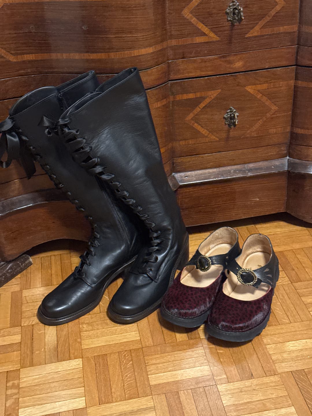 Customer photo review of Sgaia Pony Wine scarpa bassa in pelle nera e cavallino rosso suola in vibram artigianale toscana