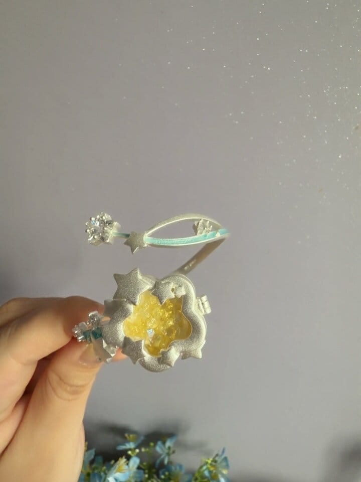 Customer photo review of "WISHING STAR" Rhodium Plated Wishing Star Flip Bangle, Zirconia Glass