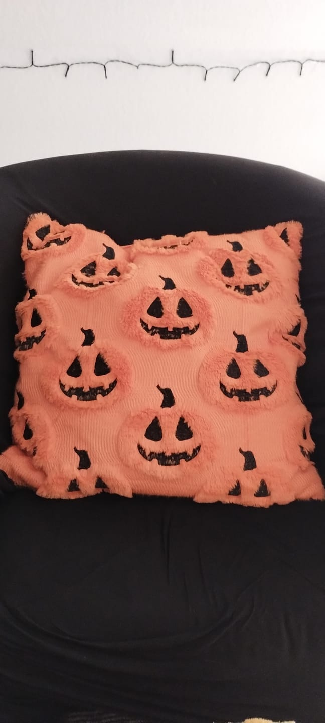 Customer photo review of Halloween Kürbis Kissen - kuschlig orange Herbst Deko