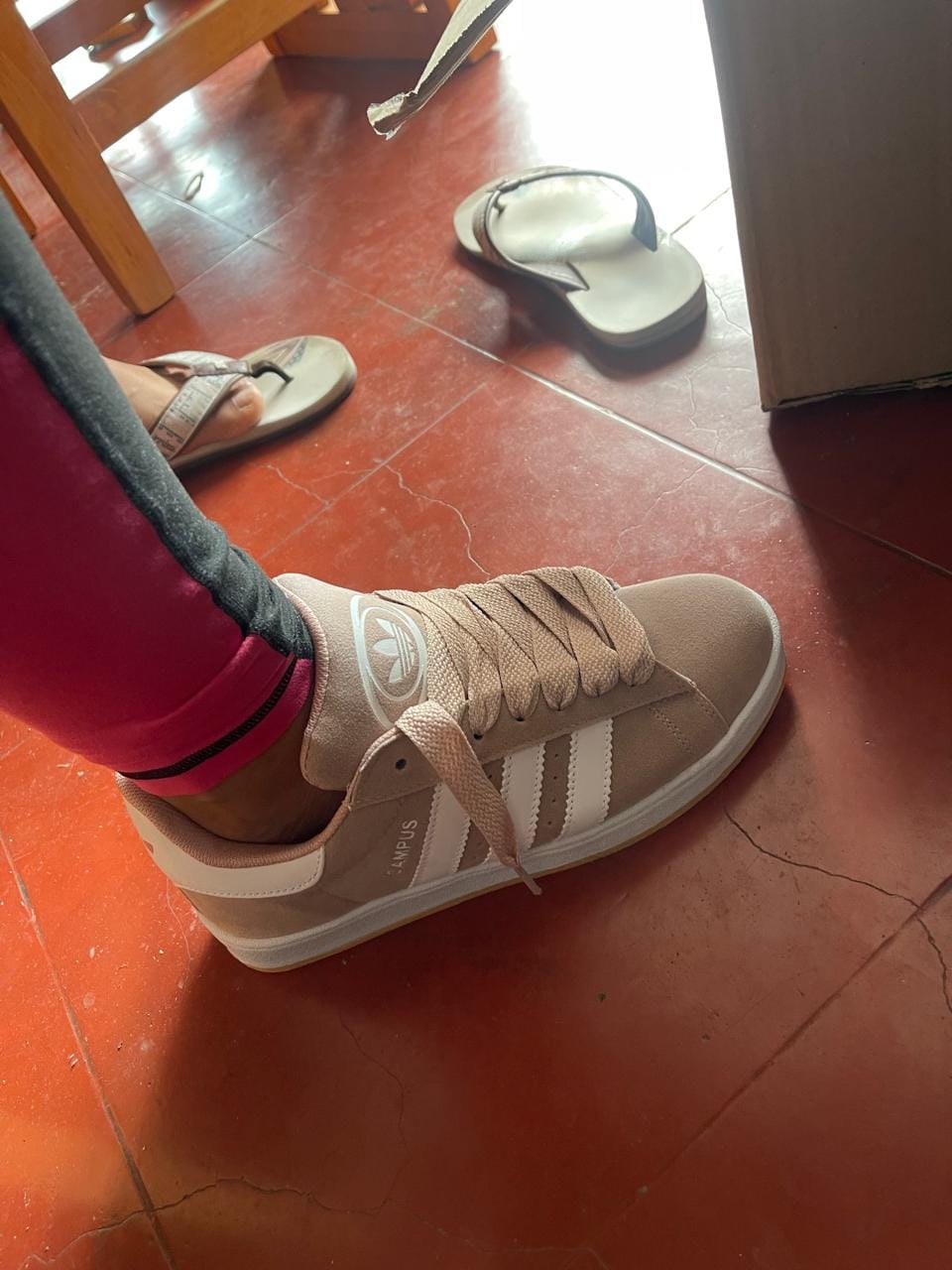 Customer photo review of Tenis 2000s Beige Blanco