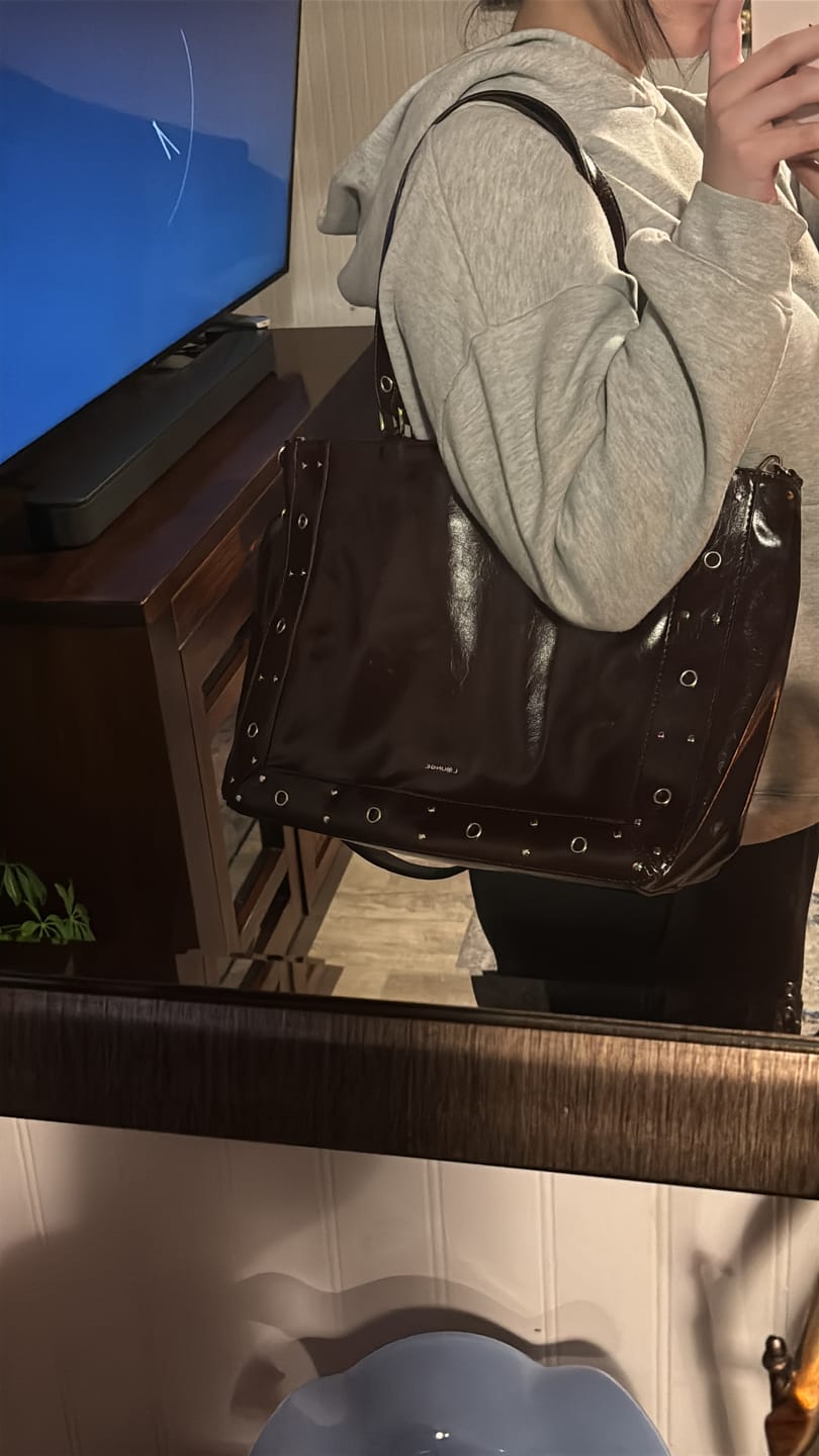 Customer photo review of Bolso Notebook Charol Eyelets