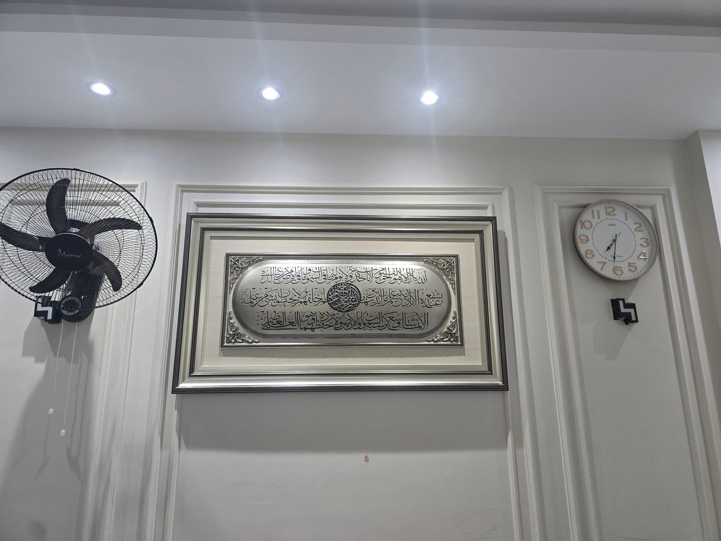 Customer photo review of تابلوه حائط إسلامي بارز دائري مودرن - لا إله إلا الله - فضي