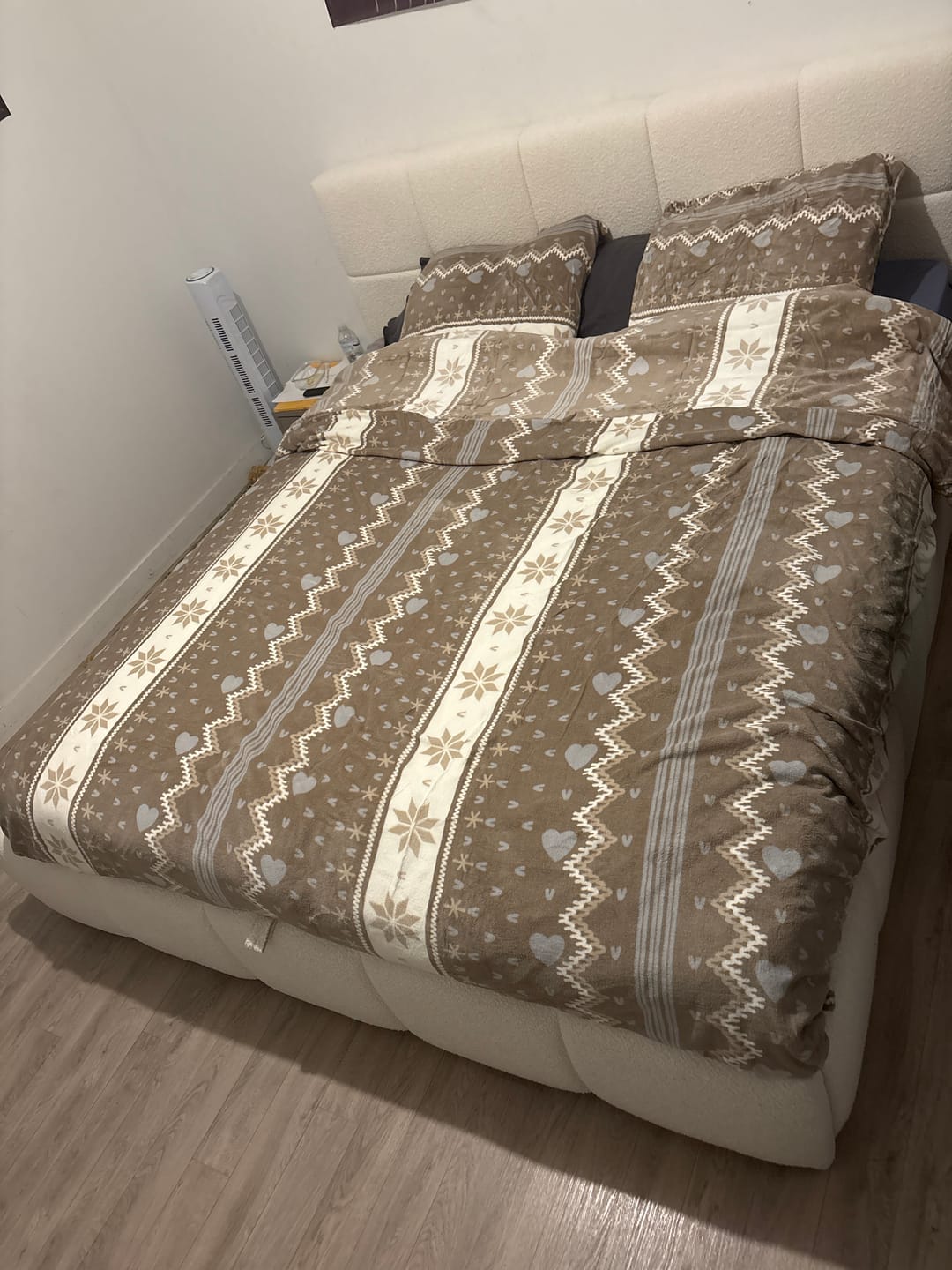 Customer photo review of Lit coffre MONCEAU – Tête de lit capitonnée design en velours ou bouclette – Coffre de rangement intégré