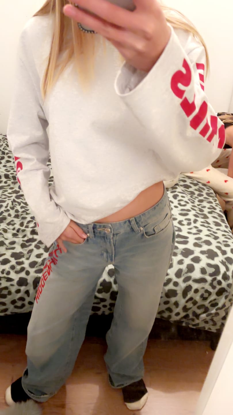 Kundenbewertung mit Foto zu den JEANS MIT ROTEM STICKLOGO