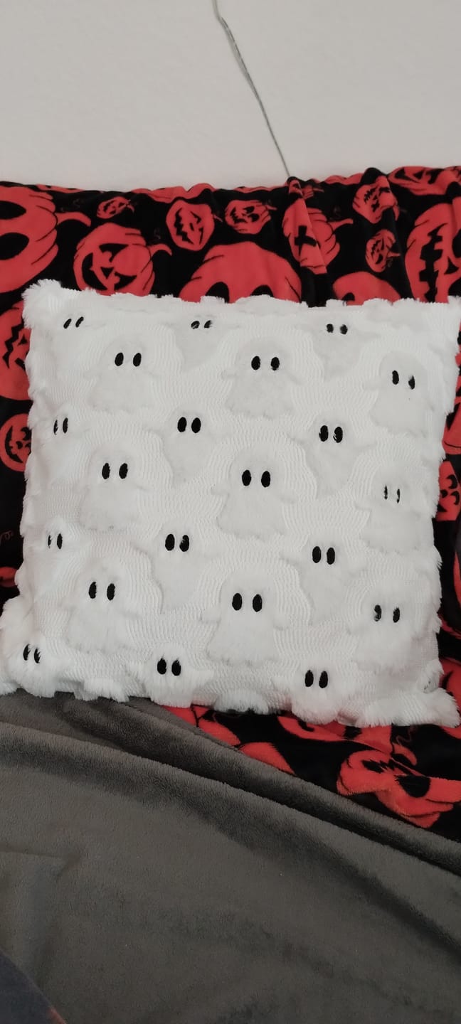 Customer photo review of Halloween Geister Kissen - kuschlig weiß