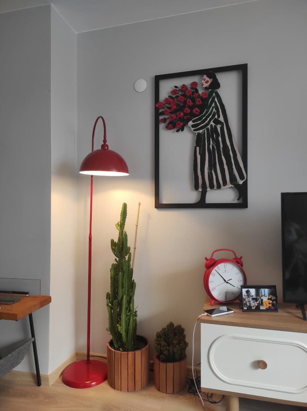 Customer photo review of Rose Lady Metal Tablo