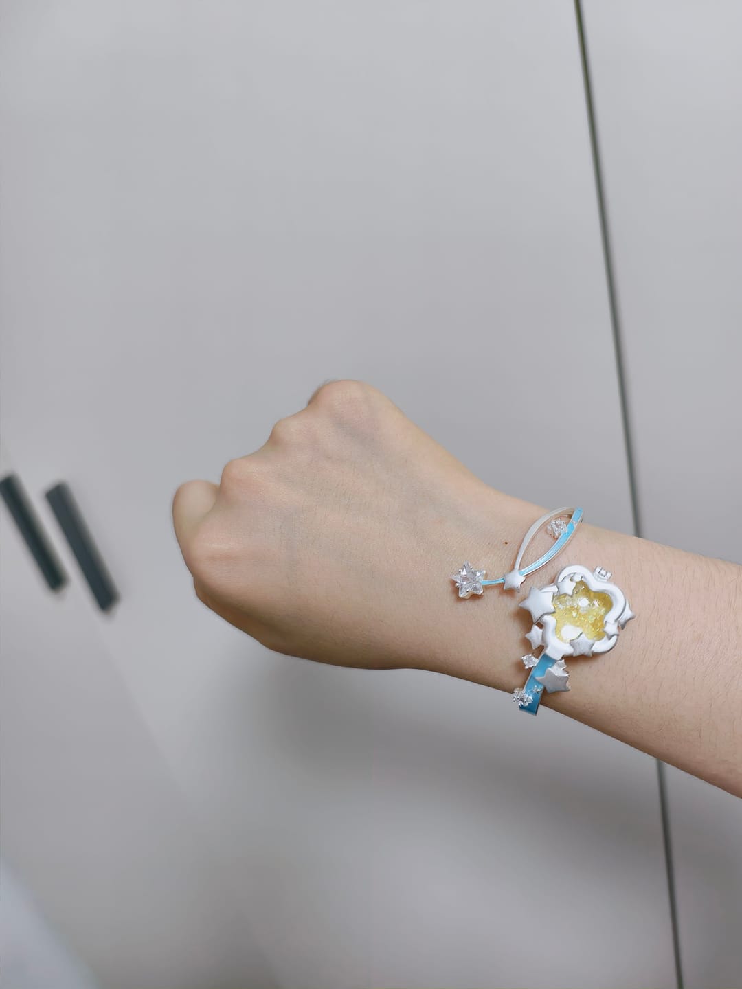 Customer photo review of "WISHING STAR" Rhodium Plated Wishing Star Flip Bangle, Zirconia Glass