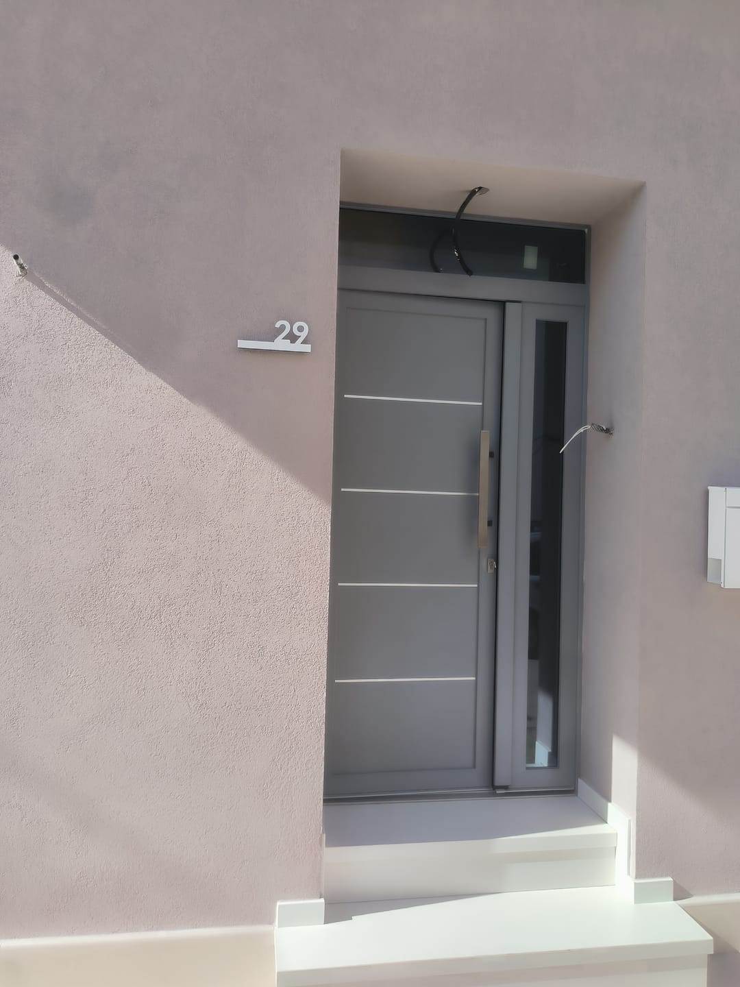 Customer photo review of Numero civico sagomato modello Line 01 Alluminio