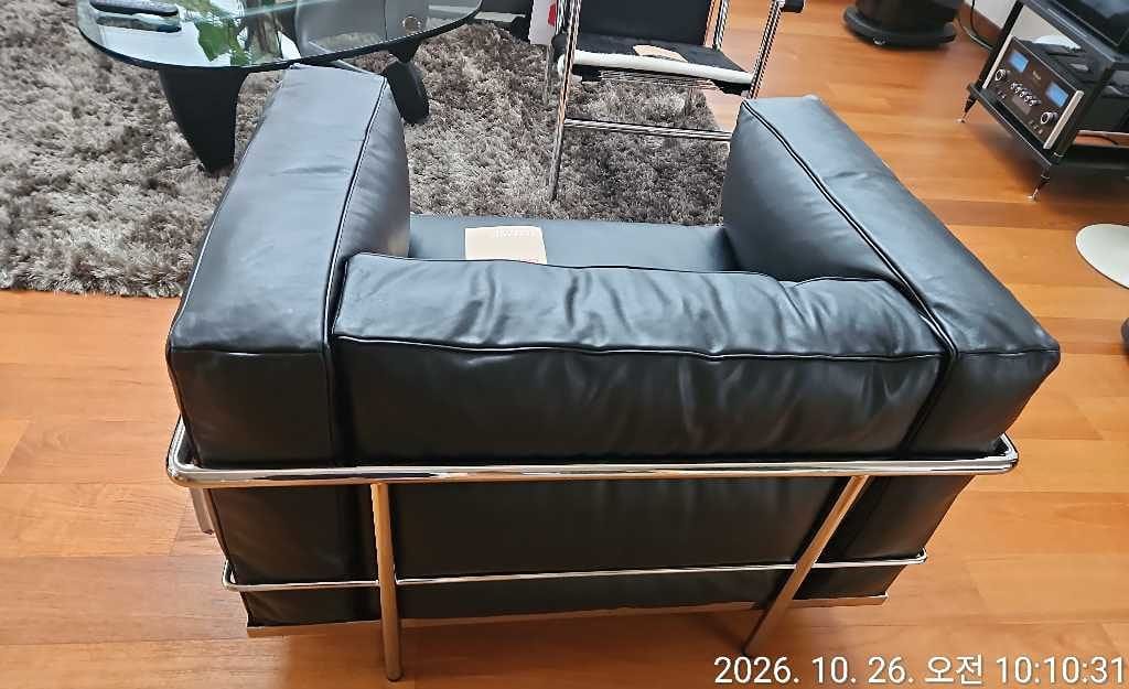 Customer photo review of LC3 - 레더 암체어