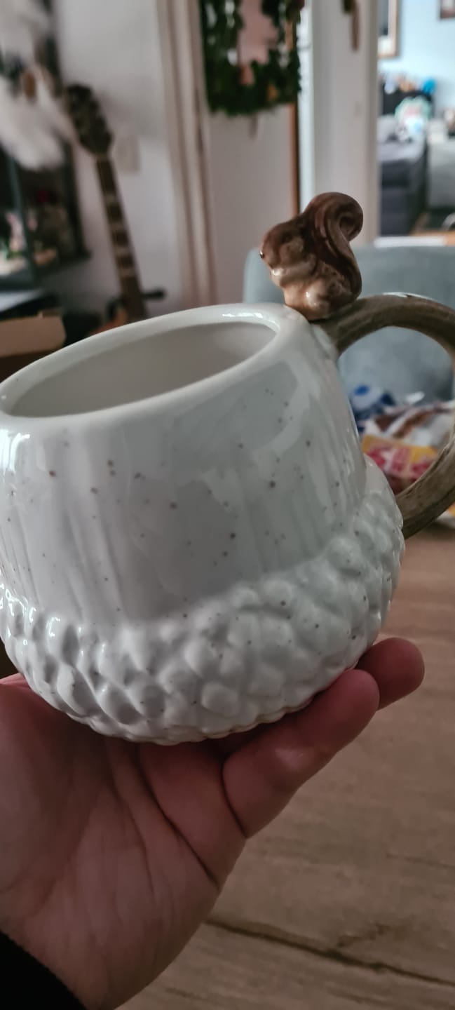 Customer photo review of Cozy Forest Keramiktasse mit Eichhörnchen – Eichel Tasse