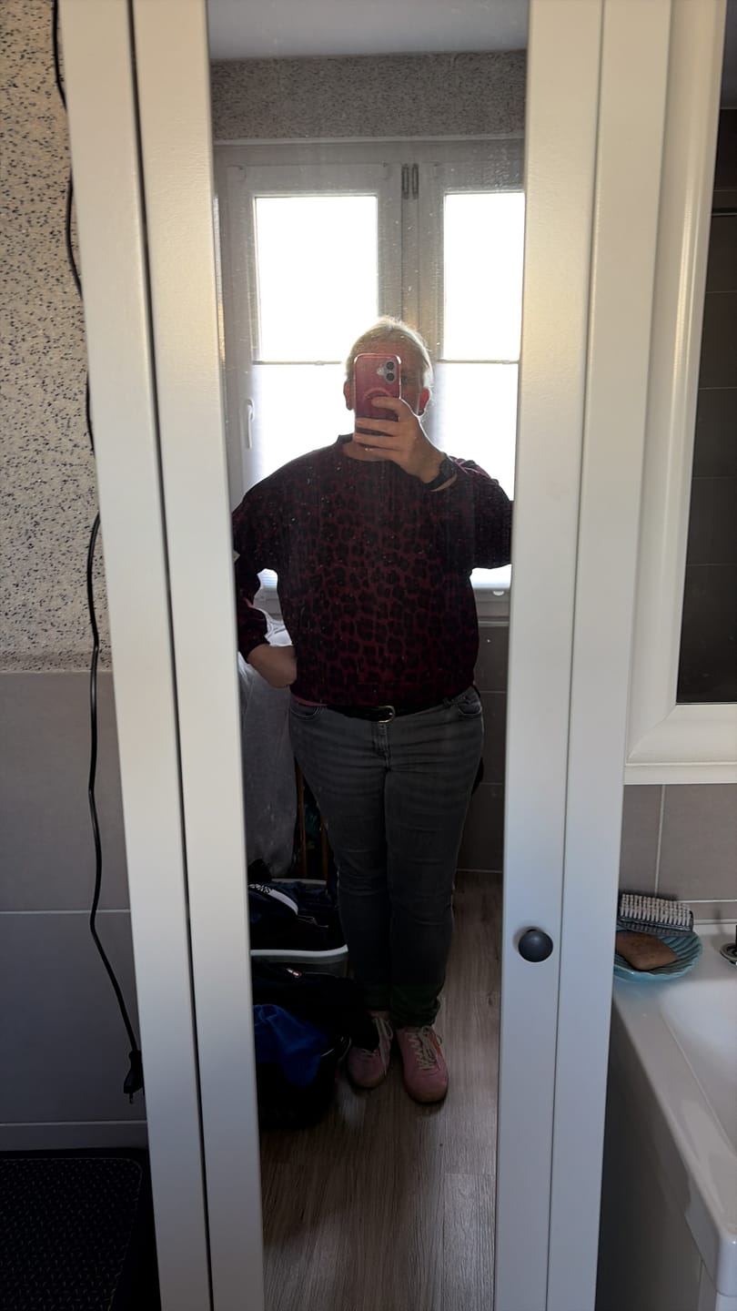 Customer photo review of Butterstoff Sweater mit Patch am Ärmel rot LEO schwarz