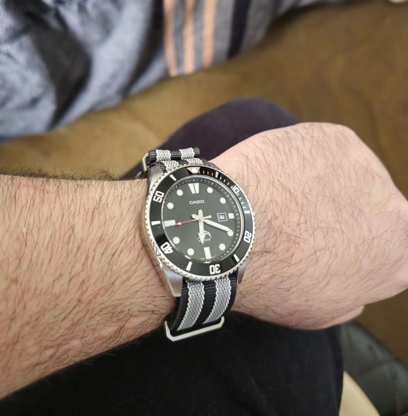 Customer photo review of Correa Nato Bond Dando La Hora Grafito