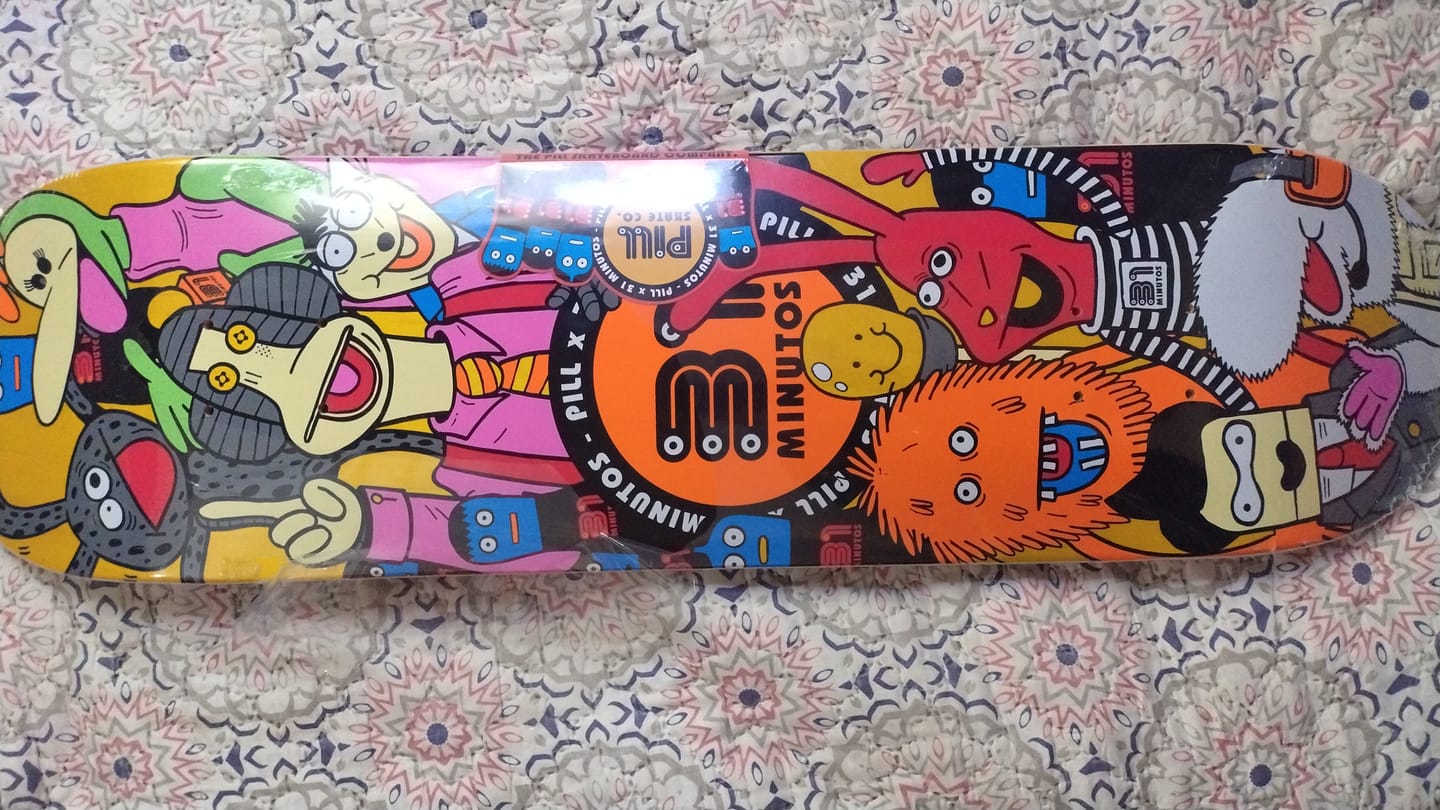 Customer photo review of Pill x 31 Minutos - Tabla Somos Títeres Nada Más 2 - 8.125x32 + lija de regalo