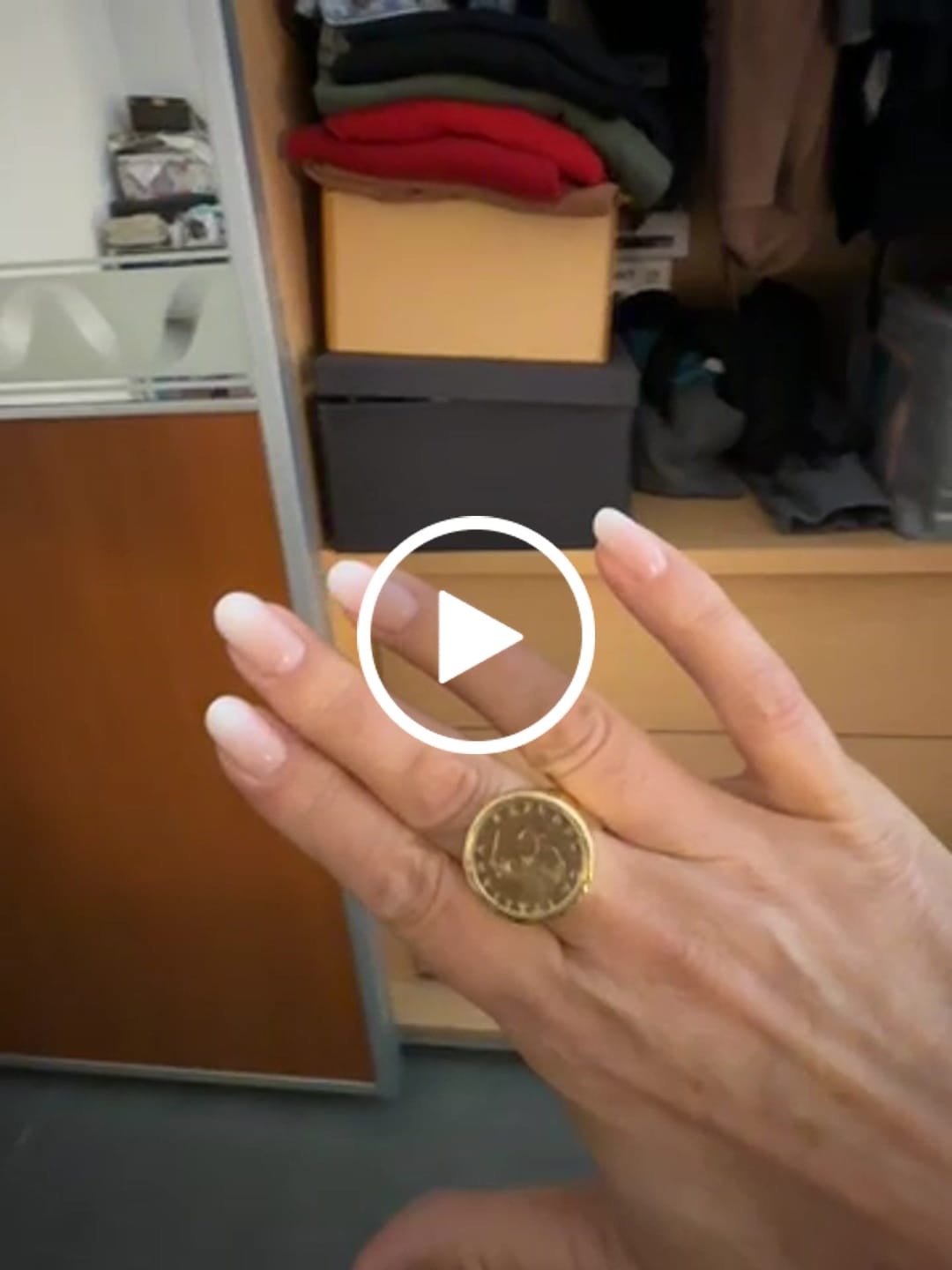 Customer video review of Anello Chevalier Martellato con Moneta Originale
