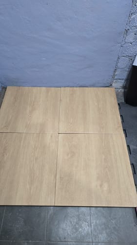 Customer photo review of Piso de Caucho Premium Simulación Madera IRONSIDE (50x50x2,5 cm)