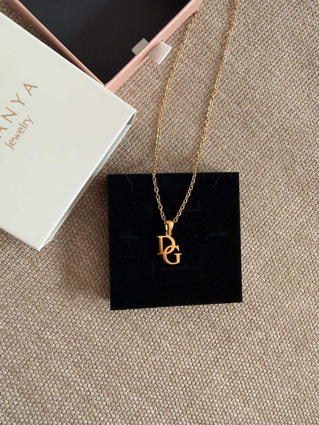 Customer photo review of Personalisiertes Monogramm – Verschlungene Initialen Kette
