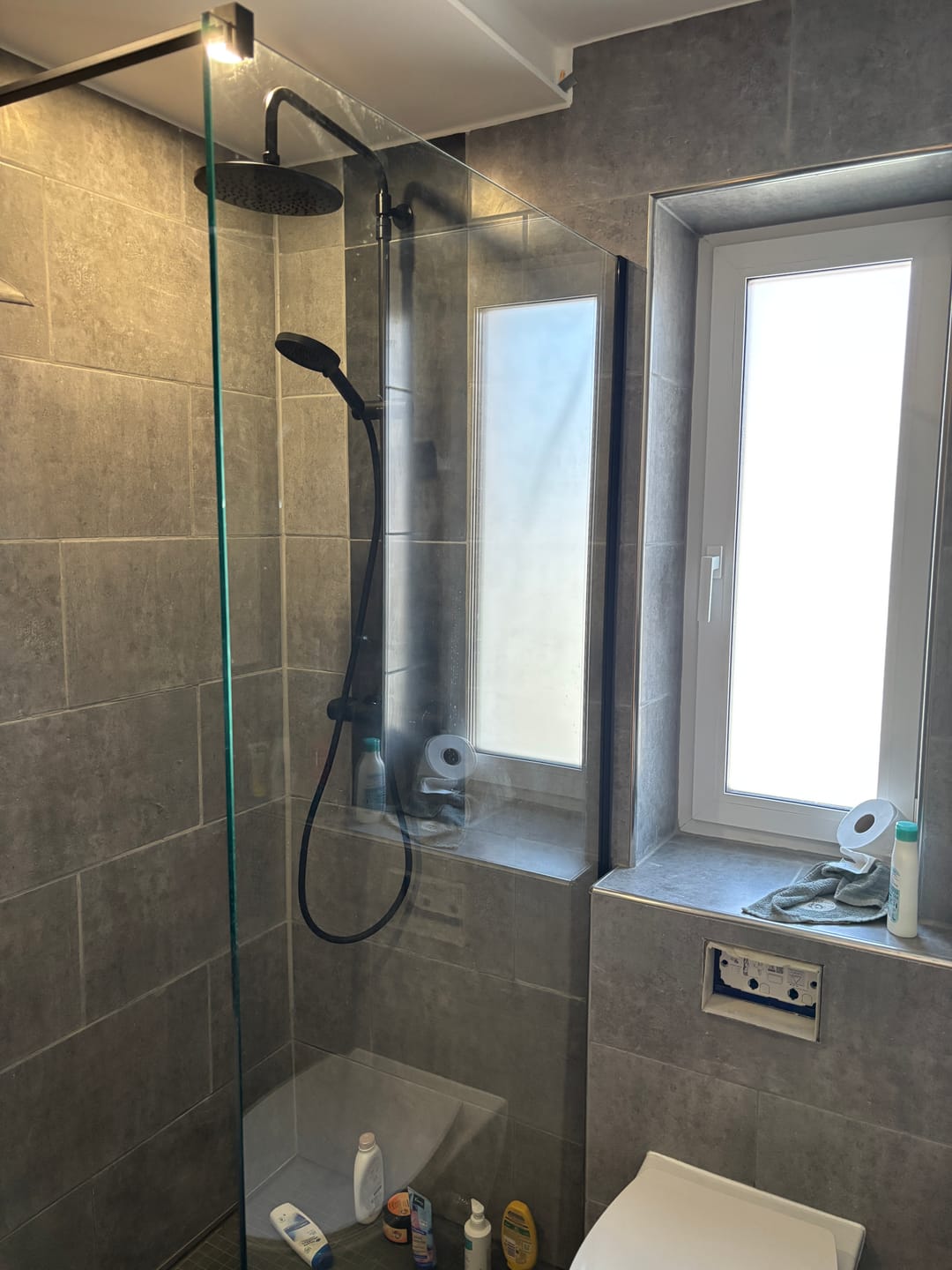 Customer photo review of SONNI Begehbare Dusche Duschabtrennung Duschwand 10mm Schwarz Duschabtrennung Duschkabine Nano ESG 80-140cm