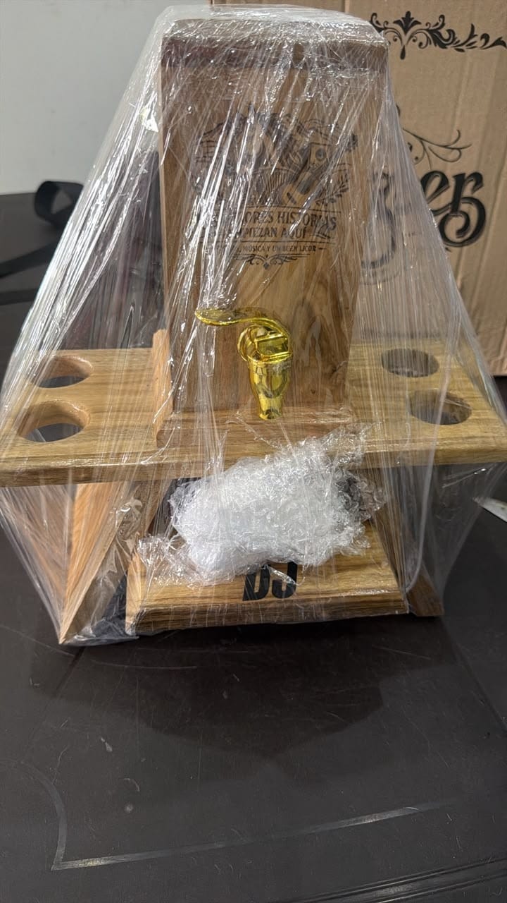 Customer photo review of Dispensador de licor Premium - Porta copas incluido