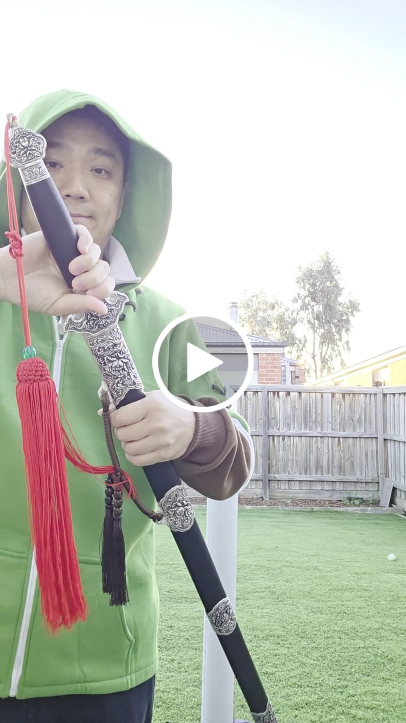 Customer video review of The Shiruba pionisodo Handmade Chinese Sword Pattern Steel