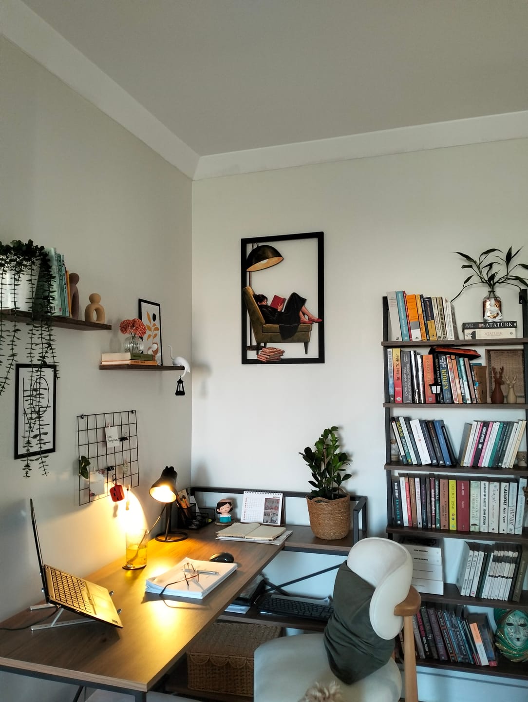 Customer photo review of Kitap Okuyan Kadın Metal Tablo