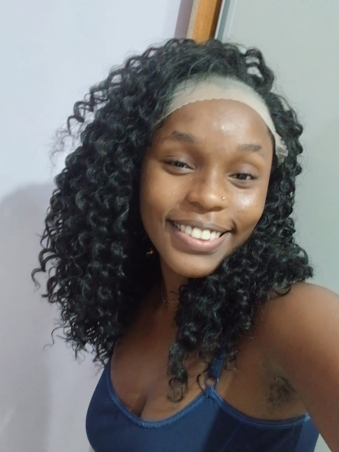 Customer photo review of Lace Front Tela HD Valeria Castanho Escuro Cacheada - Repartição Livre 13x4