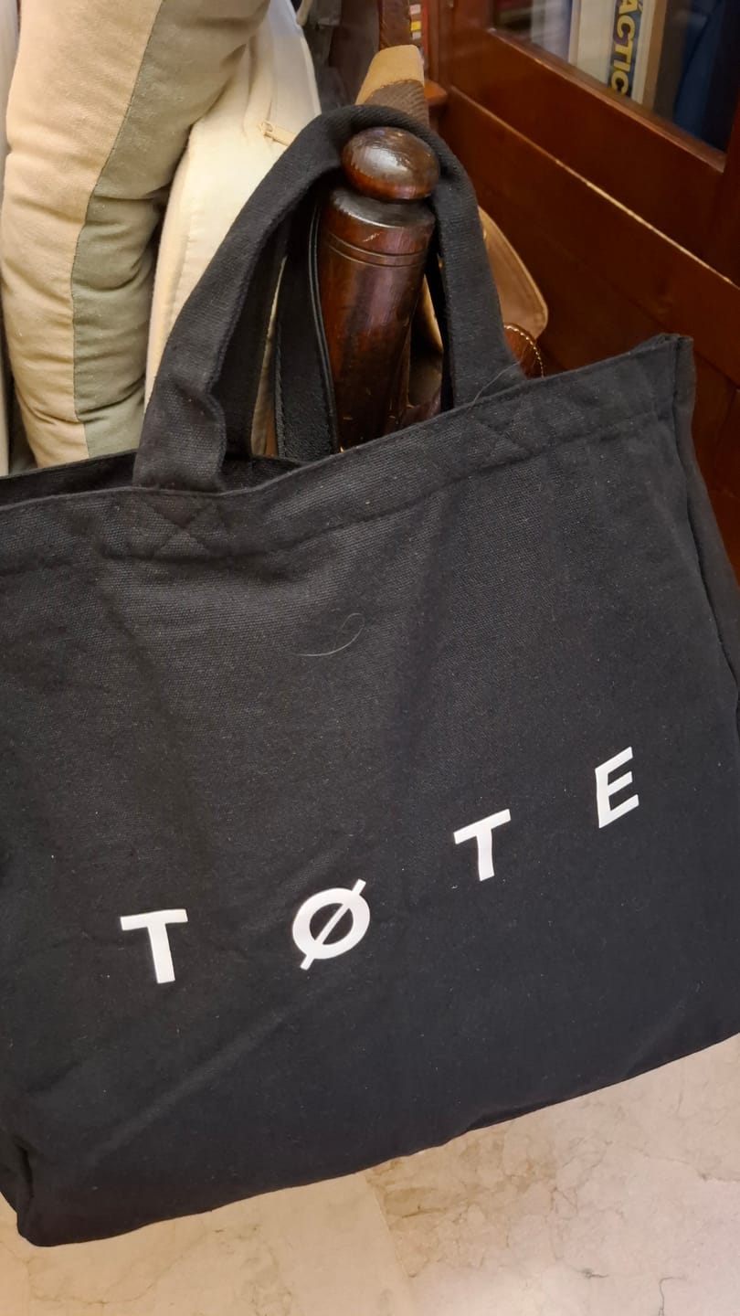 Customer photo review of Black TØTE Bag