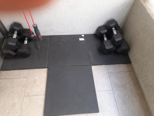 Customer photo review of Piso de Caucho Técnico EPDM Premium IRONSIDE (50x50x2.5cm)