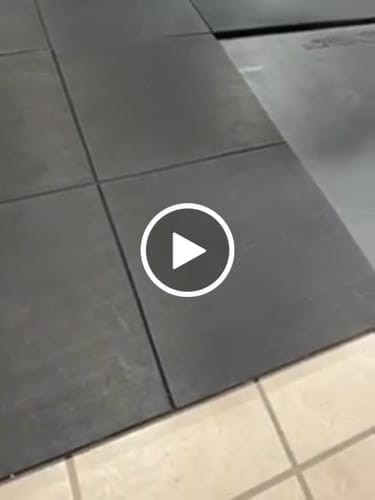 Customer photo review of Piso de Caucho Técnico EPDM Premium IRONSIDE (50x50x2.5cm)
