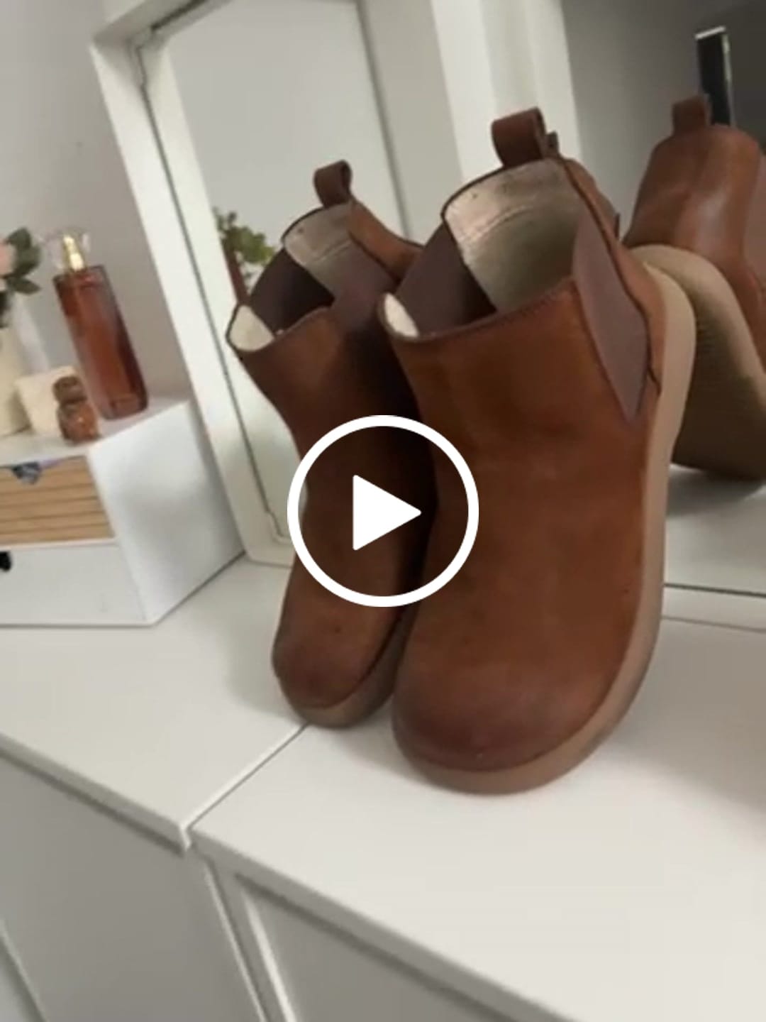 Customer video review of Women Winter Leather Fleece-lined Flat Ankle Boots