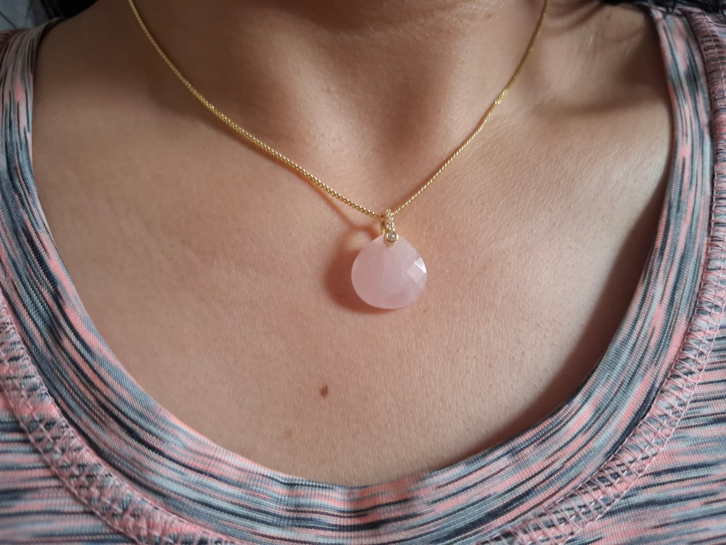 Customer photo review of Collar Gota Ancha Piedra Cuarzo Rosa A Beneficio Cruz Rosa