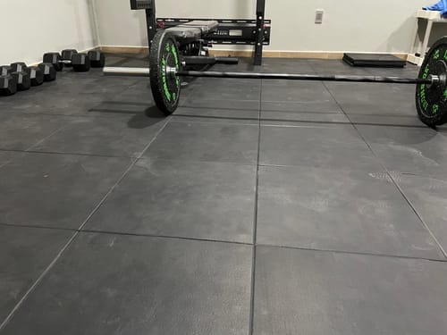 Customer photo review of Piso de Caucho Técnico EPDM Premium IRONSIDE (50x50x2.5cm)