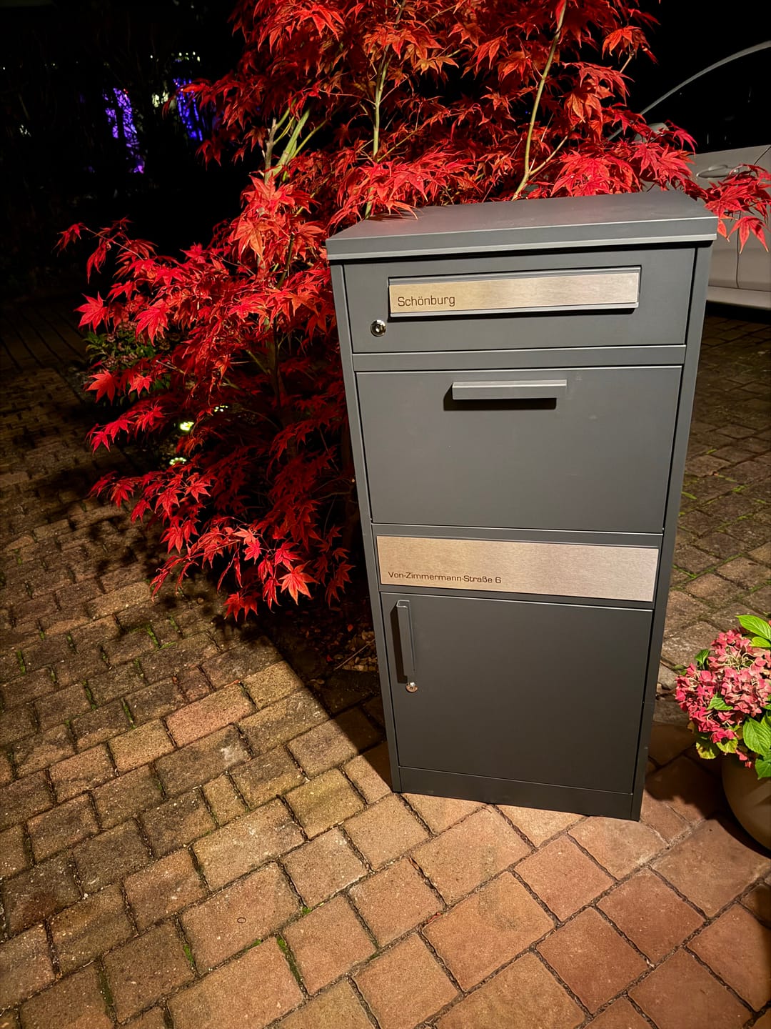 Customer photo review of Paketbox PB1 mit Briefkasten | anthrazit - RAL7016 | personalisiert mit Edelstahl-Schild