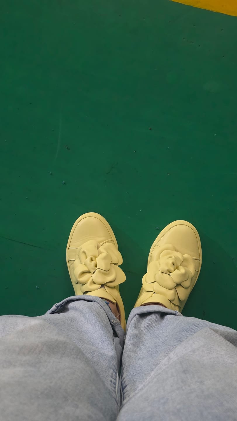 Customer photo review of Calla Lime sneaker in nappa gialla con fiore applicato artigianale marchigiano