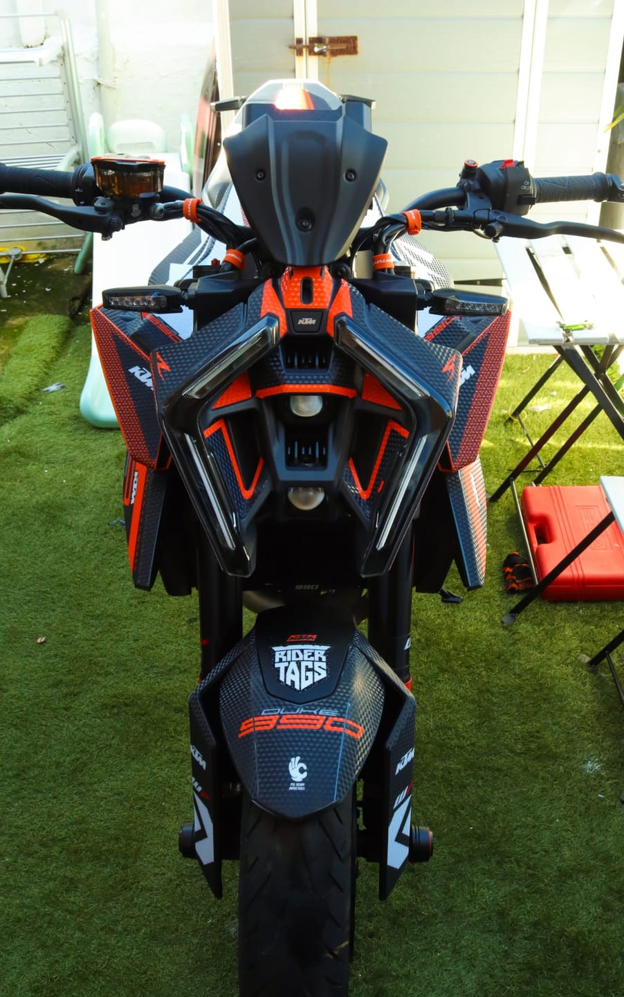 Customer photo review of KTM 990 Duke GRAPHICS - "Rasorblade" (White/Black/Orange)
