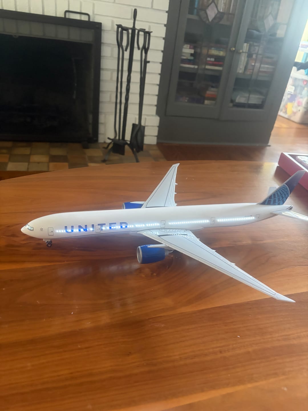 Customer photo review of United Airlines Boeing 777 1:157 Scale Model