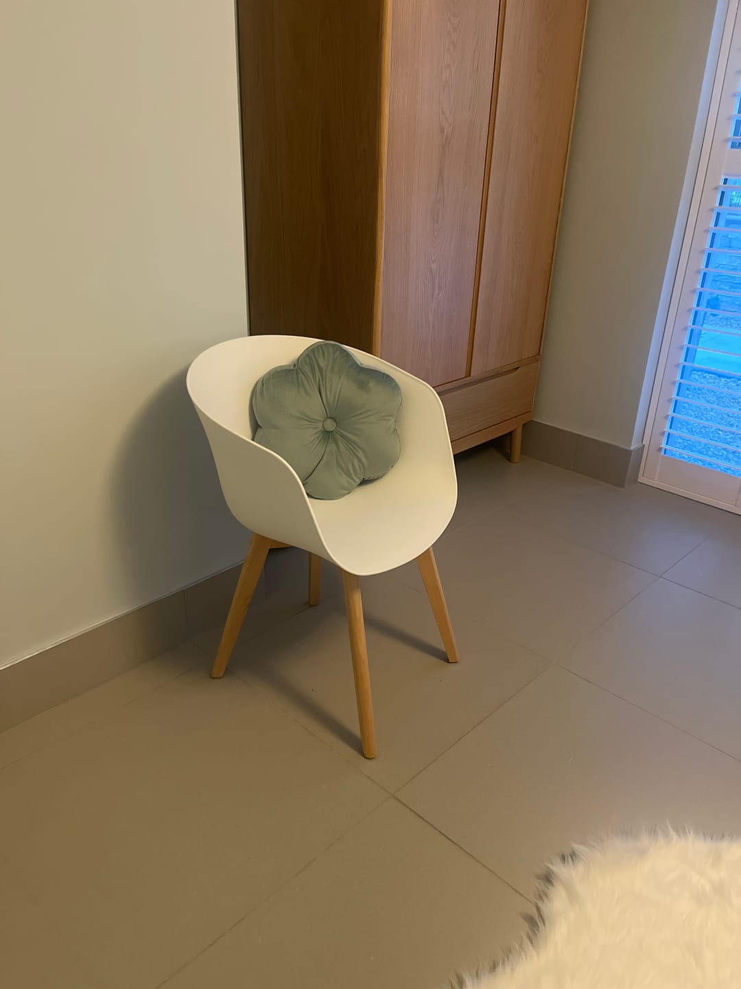 Customer photo review of ALBORG - Chaise de salle à manger scandinave en polypropylène blanc
