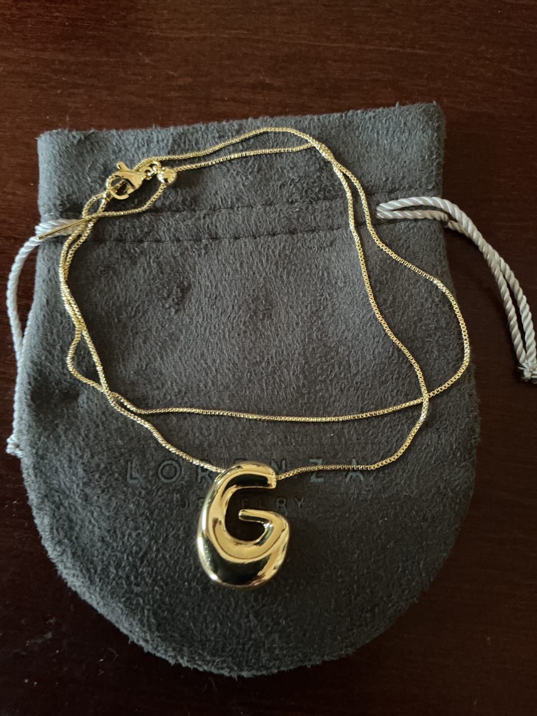 Customer photo review of Collar Inicial Bubble Dorado