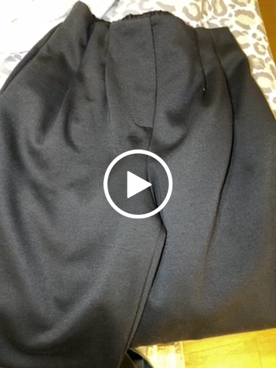 Customer video review of Butterstoff Hose schwarz mit Bundfalten
