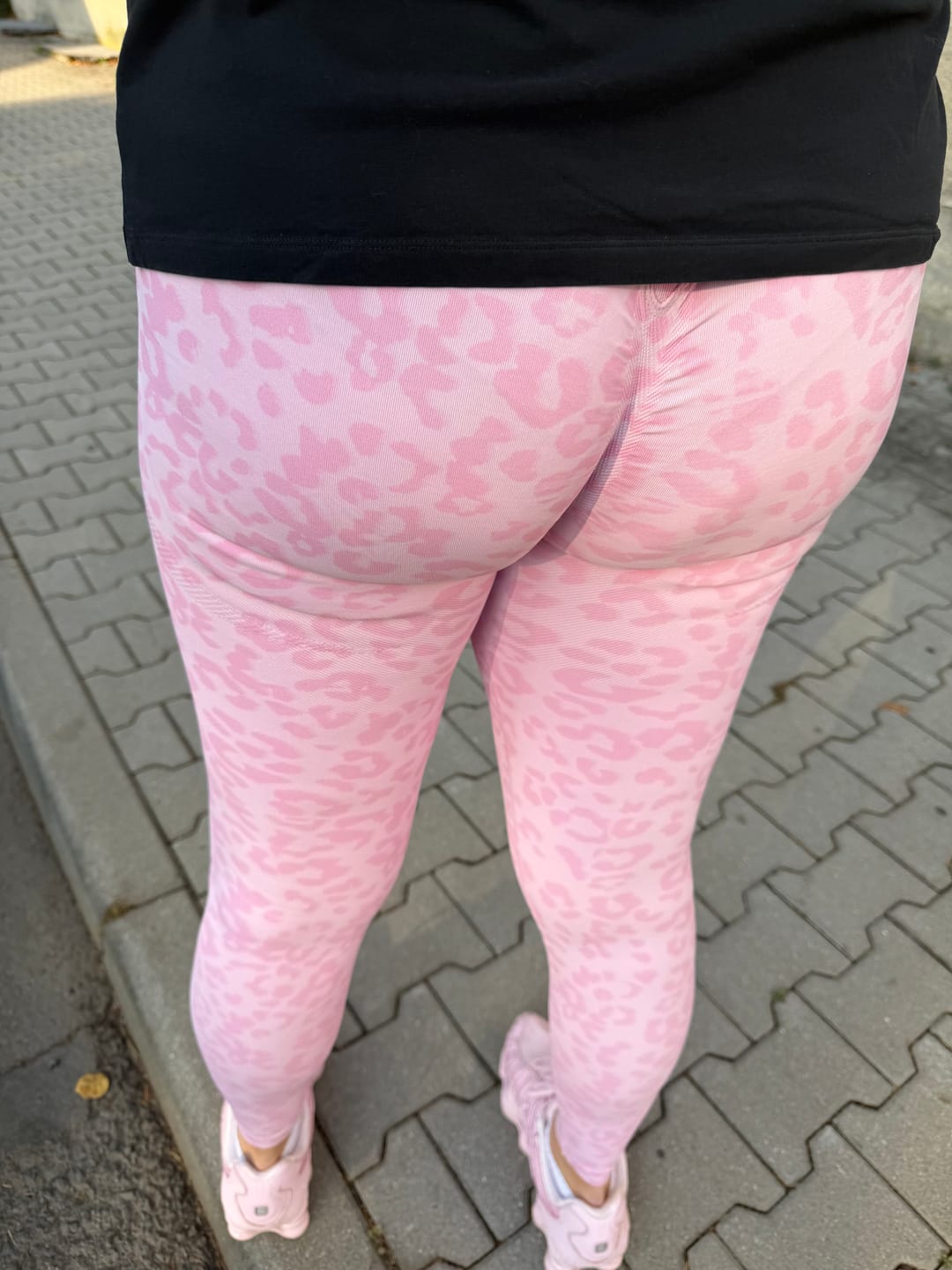 Customer photo review of MOTION LEO MID WAIST SCRUNCH LEGGINGS V2
