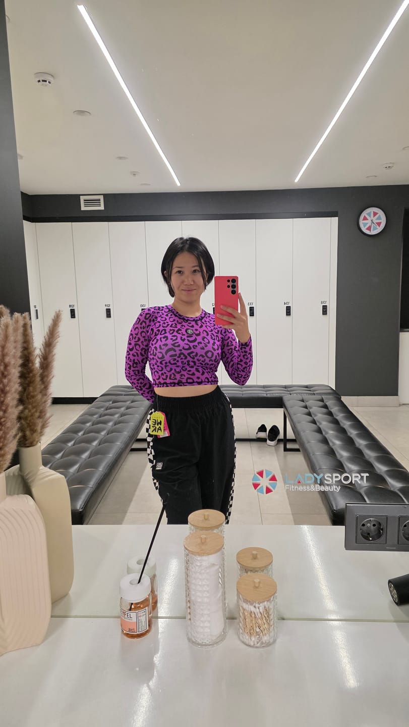 Customer photo review of Ultrabright Long Sleeve Mesh Crop Top