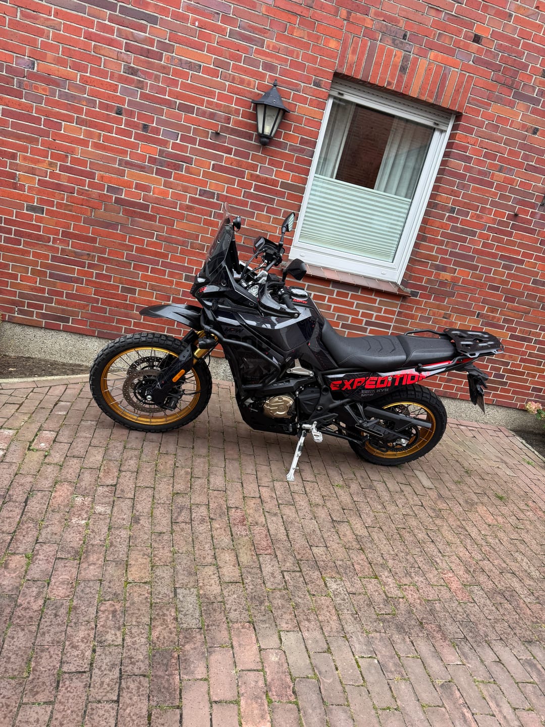 Customer photo review of Voge DS800X Rally Graphics - “Expedition” (Black/Red)