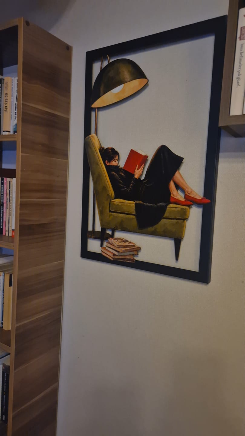Customer photo review of Kitap Okuyan Kadın Metal Tablo