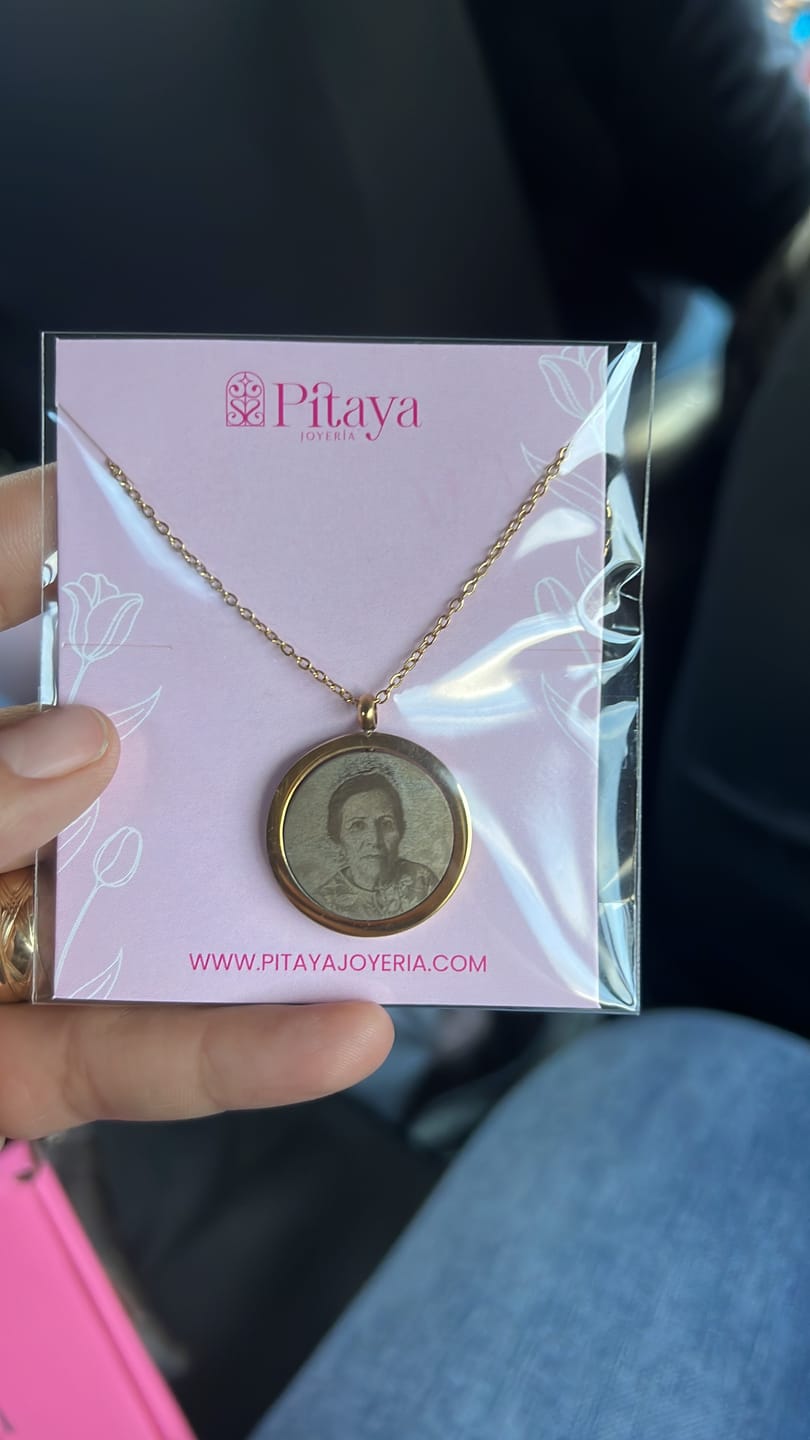 Customer photo review of Collar Memory  Personalizado