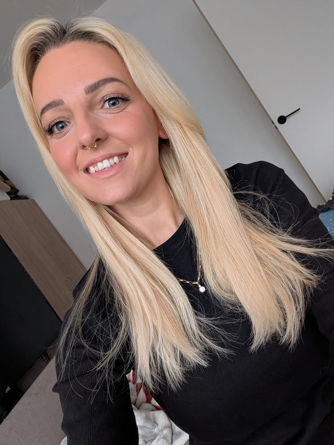 Customer photo review of Stranded 14" Seamless Clip-in Human Hair Extension (95g) - Colour #16/613 Sweetheart