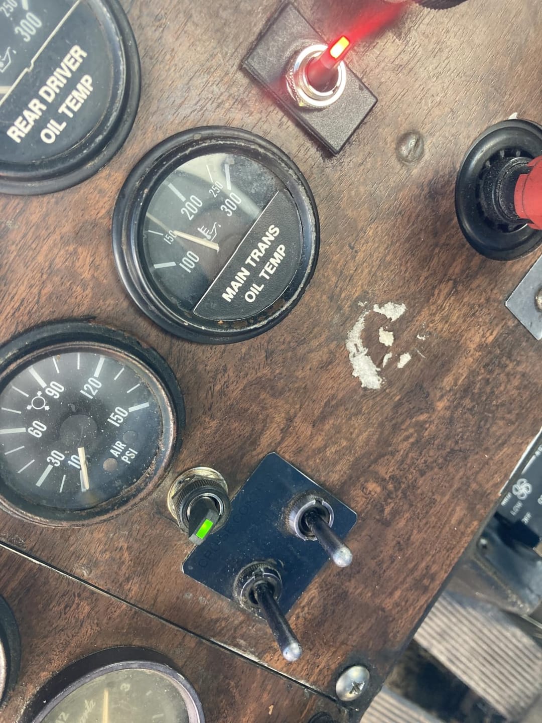 Customer photo review of 30A Heavy Duty Toggle Rocker Switch 12-24V DC ON Off with LED Light Car Truck Auto Refit 12mm 0.5 Inch Mounting Hole (Blue Red Green Yellow White)