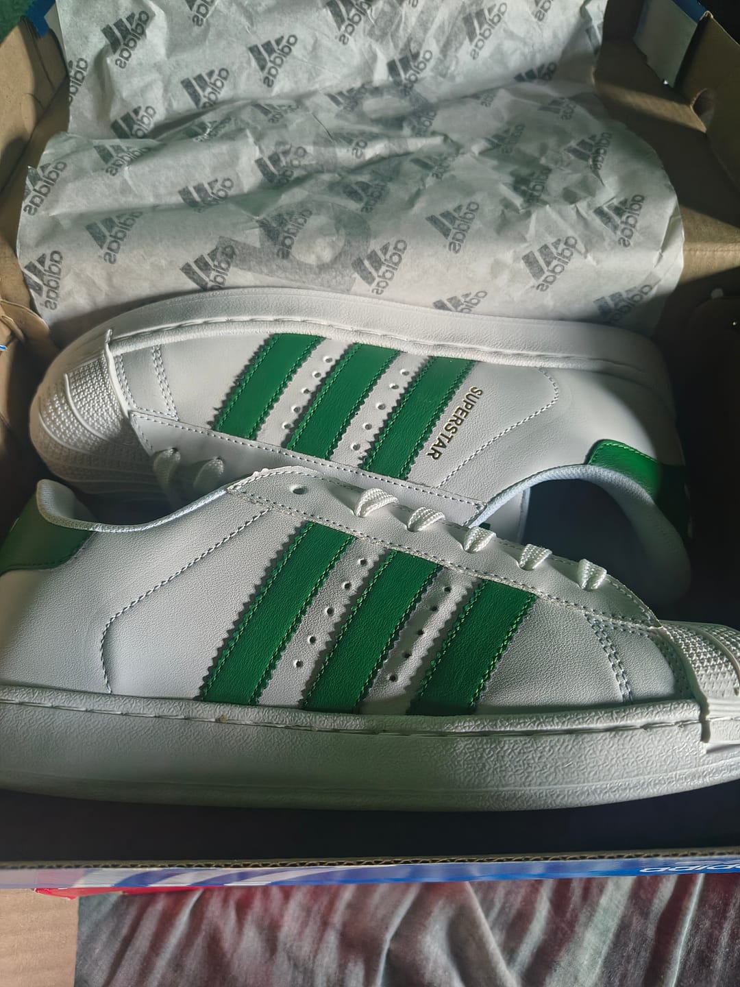 Customer photo review of Tenis Concha Blanco Verde