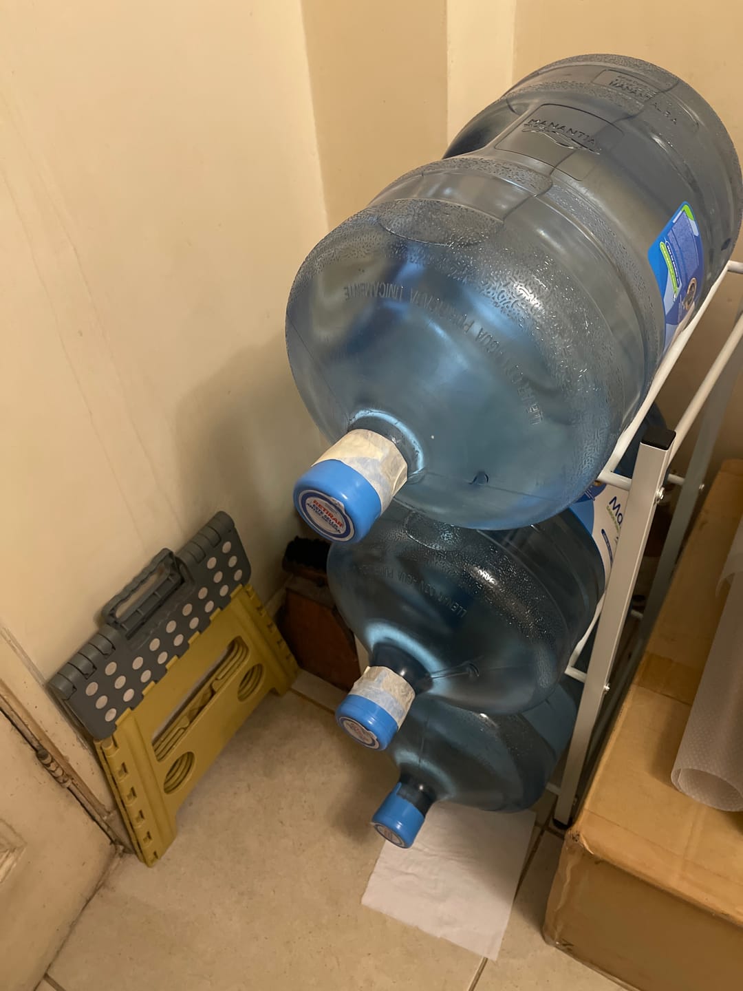 Customer photo review of Rack Estante para Bidón de Agua de 3 y 5 Niveles Soporte para Botellón de 20 litros